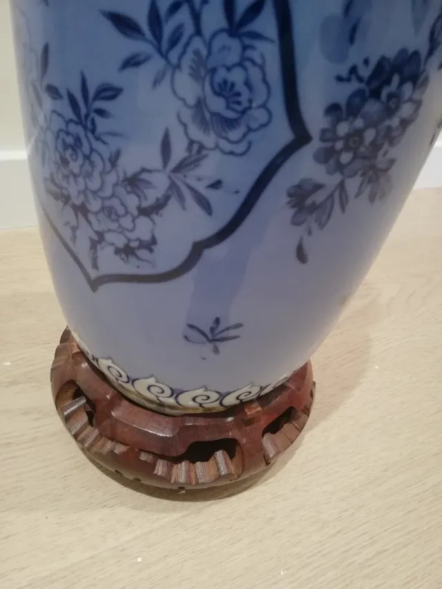 Jarrón de porcelana con flores y pájaro. Japonés