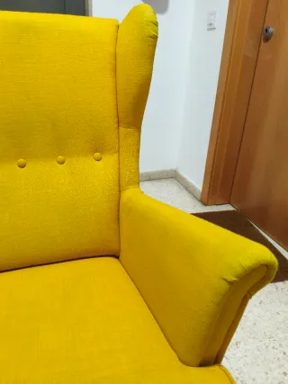 Sillón orejero amarillo de tela