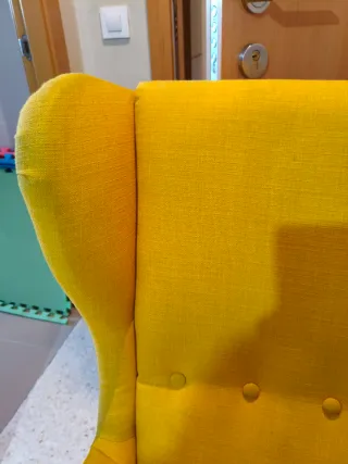 Sillón orejero amarillo de tela