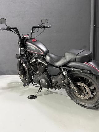 Harley Davidson Sportster Iron 883 Negra