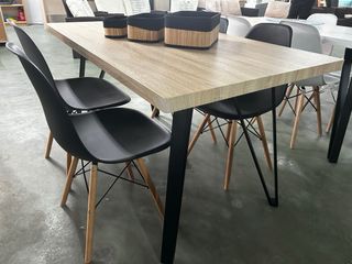 Mesa Comedor y 4 Sillas Negras