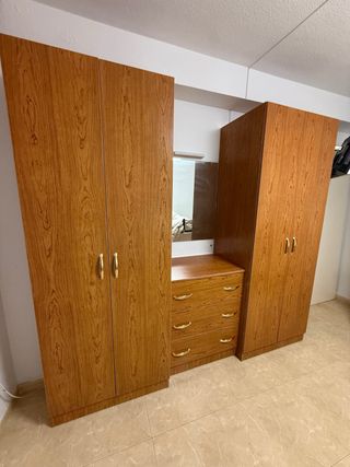 Vestidor en acabado madera – roperos + cómoda