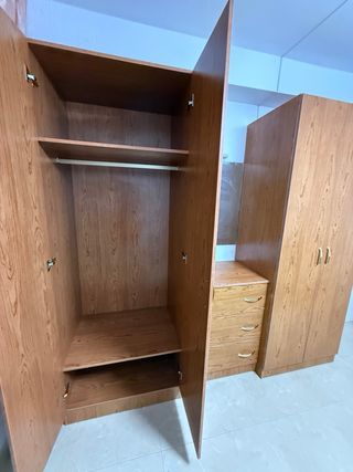 Vestidor en acabado madera – roperos + cómoda