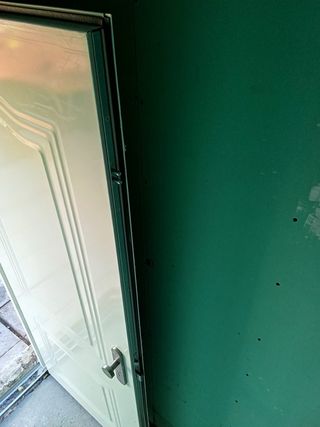 Puerta metálica blanca entrada 4 uds270