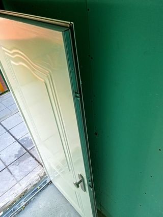 Puerta metálica blanca entrada 4 uds270