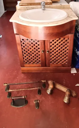 Mueble de baño madera y mármol con lavabo.