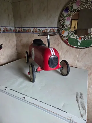 Coche de pedales rojo vintage