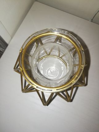 Florero dorado metal y cristal geométrico