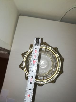 Florero dorado metal y cristal geométrico