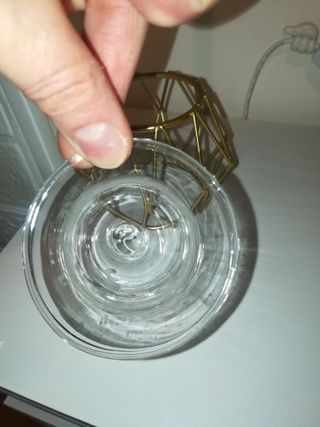 Florero dorado metal y cristal geométrico