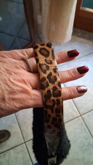 Borsa nera in pelliccia sintetica coccinelle