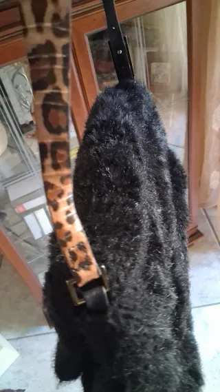 Borsa nera in pelliccia sintetica coccinelle