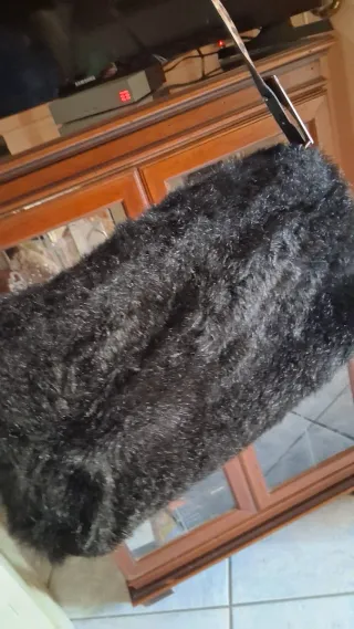 Borsa nera in pelliccia sintetica coccinelle