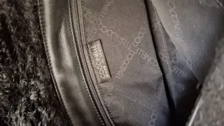 Borsa nera in pelliccia sintetica coccinelle