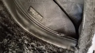 Borsa nera in pelliccia sintetica coccinelle