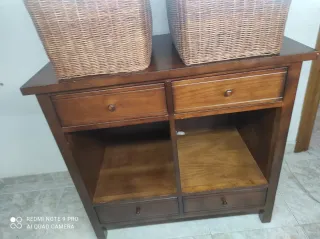 Mueble de madera con cestas