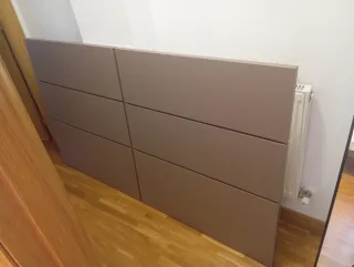 Cabecero de cama beige y marrón