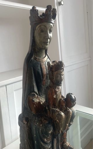 Virgen románica entronizada con Niño
