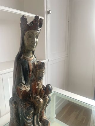 Virgen románica entronizada con Niño