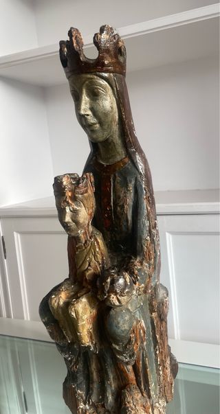 Virgen románica entronizada con Niño