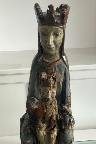 Virgen románica entronizada con Niño