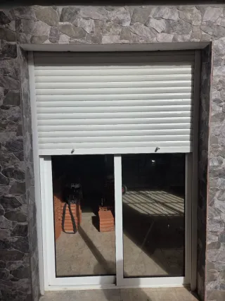 Puerta corredera de cristal con dos ojos 215X130
