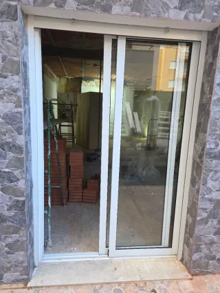 Puerta corredera de cristal con dos ojos 215X130