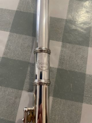 Flauta travesera plateada