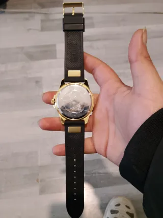 Reloj Guess Dorado y Negro con Cristales