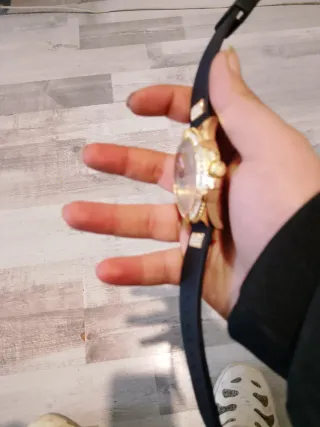 Reloj Guess Dorado y Negro con Cristales