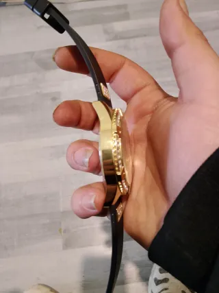 Reloj Guess Dorado y Negro con Cristales