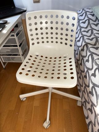 Silla de escritorio blanca con cojín