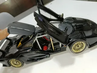 UT Models McLaren GTR 1/18