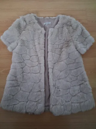 Chaleco pelo beige manga corta