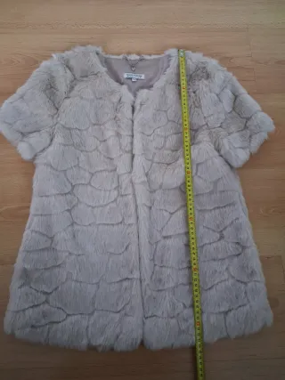 Chaleco pelo beige manga corta