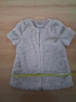 Chaleco pelo beige manga corta