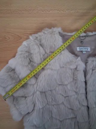 Chaleco pelo beige manga corta