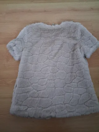 Chaleco pelo beige manga corta