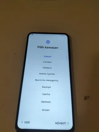 Teléfono móvil con pantalla de inicio