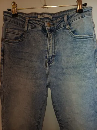 Jeans elasticizzati a zampa con frange