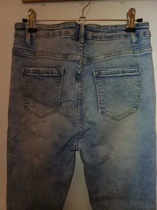 Jeans elasticizzati a zampa con frange