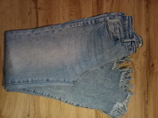 Jeans elasticizzati a zampa con frange