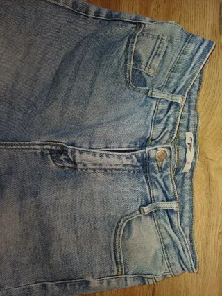 Jeans elasticizzati a zampa con frange