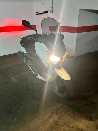 Yamaha X-MAX Maxi Scooter Automática