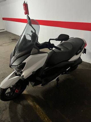 Yamaha X-MAX Maxi Scooter Automática