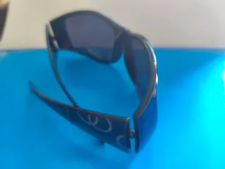 Gafas de sol, patilla ancha protección lateral.