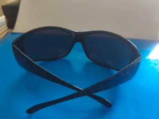 Gafas de sol, patilla ancha protección lateral.