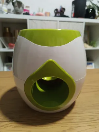 Cama elevada para perro gris