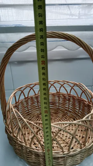 Cesta de mimbre decorativa con asa