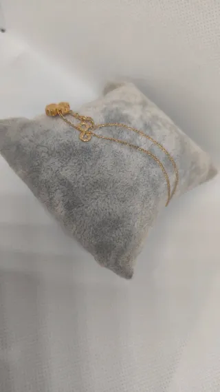 minimalista pulsera de oro con trébol